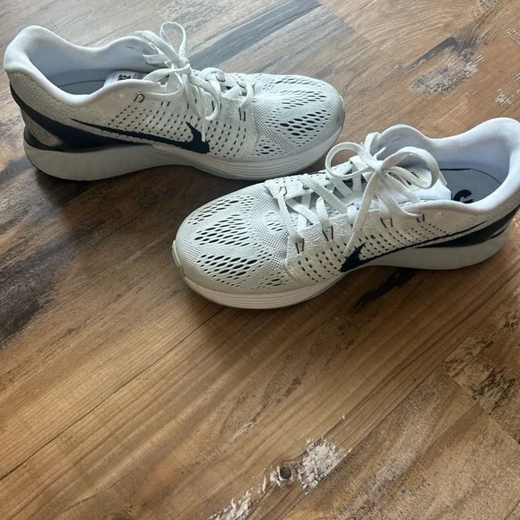 Nike Lunarglide White and Black Running Shoes - Picture 7 of 10